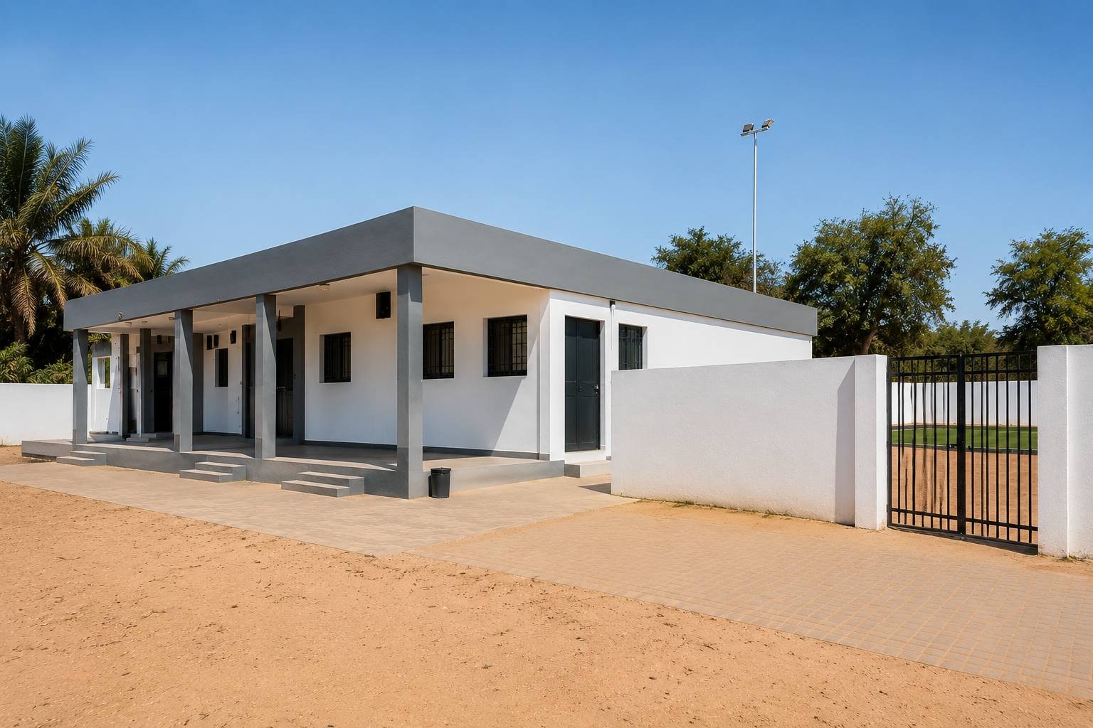 Vestiaires et mur de clôture à Toubab Dialaw
